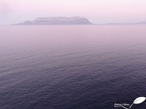 Vue sur l'île Tavolara depuis le cap Figari au coucher du soleil sous une ambiance humide...